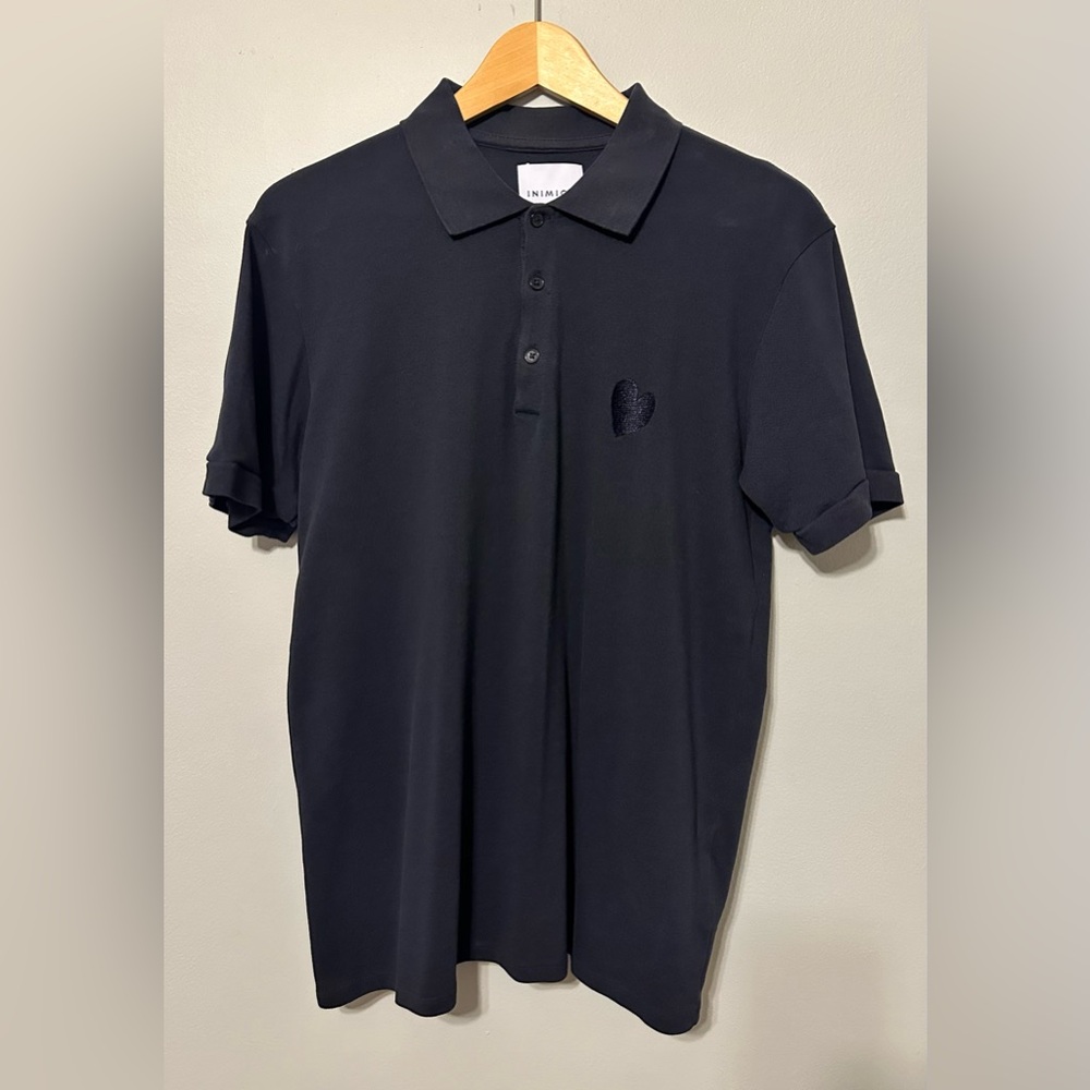 Regular fit
Polo collar
Organic cotton
Heart embroidery
Mercerized jersey